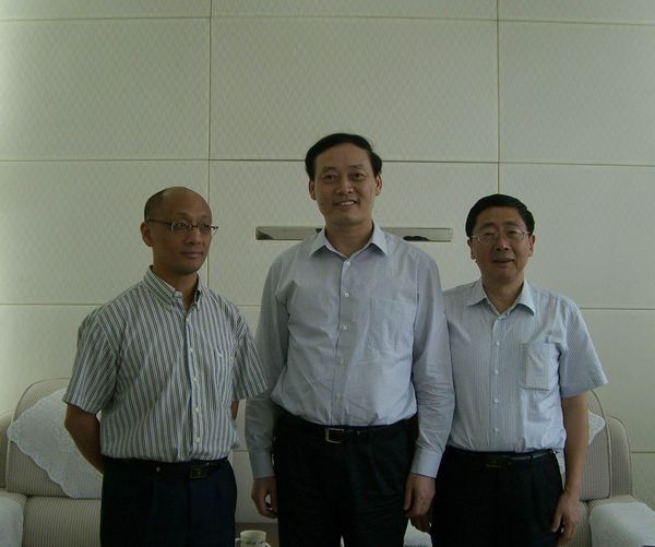 农业部党组副书记、副部长余欣荣同志与我校党委书记石庆华教授、校长黄路生院士亲切合影(摄影 范冰冰)